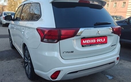 Mitsubishi Outlander III рестайлинг 3, 2022 год, 2 190 000 рублей, 4 фотография