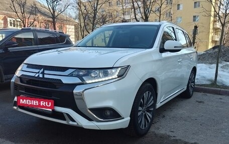Mitsubishi Outlander III рестайлинг 3, 2022 год, 2 190 000 рублей, 2 фотография