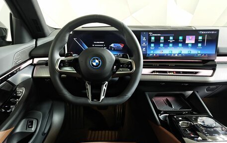 BMW 5 серия, 2025 год, 8 800 000 рублей, 15 фотография