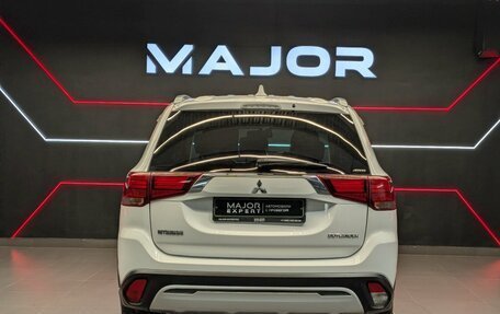 Mitsubishi Outlander III рестайлинг 3, 2020 год, 2 440 000 рублей, 3 фотография
