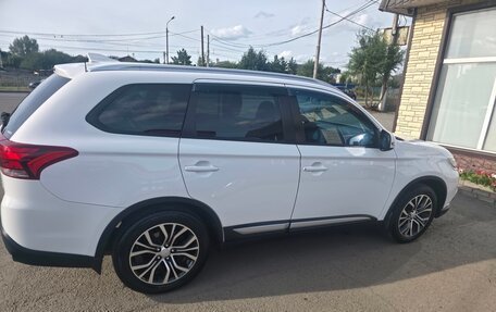 Mitsubishi Outlander III рестайлинг 3, 2017 год, 2 100 000 рублей, 4 фотография