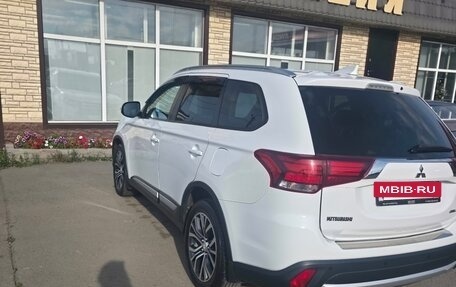 Mitsubishi Outlander III рестайлинг 3, 2017 год, 2 100 000 рублей, 5 фотография