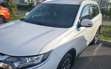 Mitsubishi Outlander III рестайлинг 3, 2017 год, 2 100 000 рублей, 33 фотография