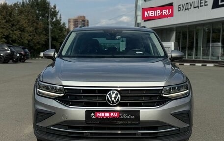 Volkswagen Tiguan II, 2021 год, 2 490 000 рублей, 2 фотография