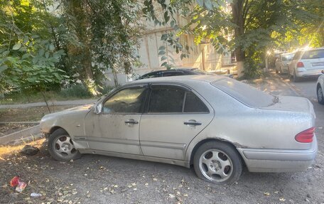 Mercedes-Benz E-Класс, 1997 год, 80 000 рублей, 2 фотография