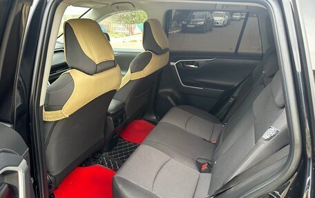 Toyota RAV4, 2021 год, 3 650 000 рублей, 9 фотография