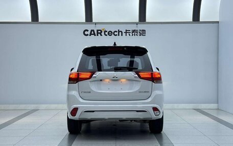 Mitsubishi Outlander III рестайлинг 3, 2022 год, 1 640 000 рублей, 4 фотография