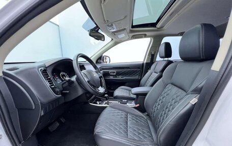 Mitsubishi Outlander III рестайлинг 3, 2022 год, 1 640 000 рублей, 6 фотография