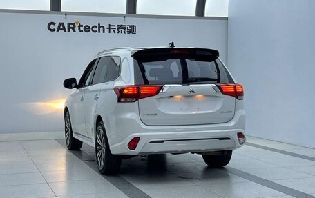 Mitsubishi Outlander III рестайлинг 3, 2022 год, 1 640 000 рублей, 3 фотография