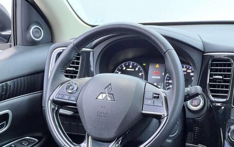 Mitsubishi Outlander III рестайлинг 3, 2022 год, 1 640 000 рублей, 8 фотография