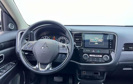 Mitsubishi Outlander III рестайлинг 3, 2022 год, 1 640 000 рублей, 10 фотография
