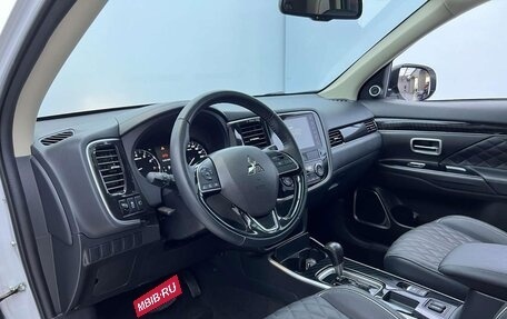 Mitsubishi Outlander III рестайлинг 3, 2022 год, 1 640 000 рублей, 7 фотография