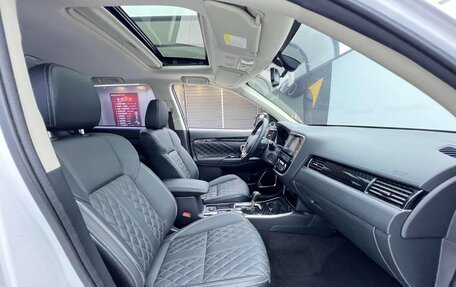 Mitsubishi Outlander III рестайлинг 3, 2022 год, 1 640 000 рублей, 13 фотография