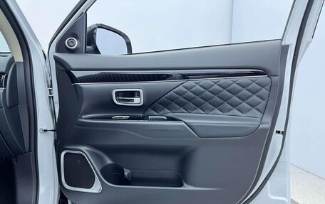 Mitsubishi Outlander III рестайлинг 3, 2022 год, 1 640 000 рублей, 14 фотография