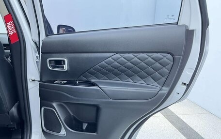 Mitsubishi Outlander III рестайлинг 3, 2022 год, 1 640 000 рублей, 18 фотография