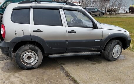 Chevrolet Niva I рестайлинг, 2011 год, 650 000 рублей, 21 фотография
