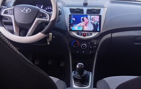 Hyundai Solaris II рестайлинг, 2012 год, 720 000 рублей, 5 фотография