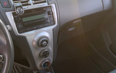 Toyota Yaris III рестайлинг, 2007 год, 350 000 рублей, 13 фотография