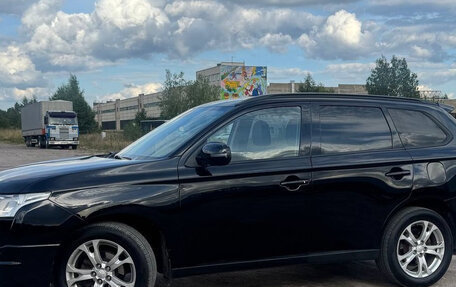 Mitsubishi Outlander III рестайлинг 3, 2014 год, 1 420 000 рублей, 6 фотография