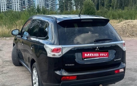 Mitsubishi Outlander III рестайлинг 3, 2014 год, 1 420 000 рублей, 10 фотография