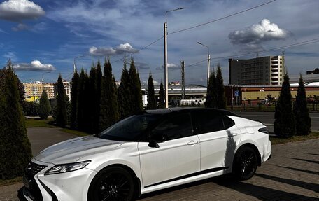 Toyota Camry, 2022 год, 3 950 000 рублей, 2 фотография