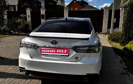 Toyota Camry, 2022 год, 3 950 000 рублей, 4 фотография