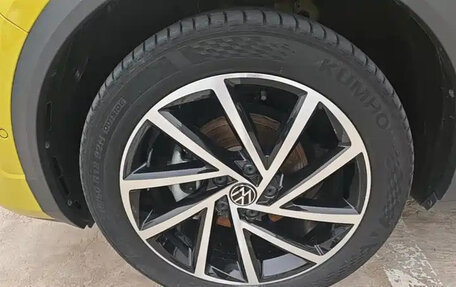 Volkswagen T-Roc I, 2023 год, 2 165 555 рублей, 26 фотография