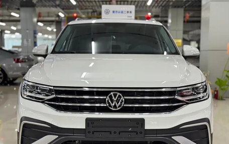 Volkswagen Tiguan II, 2023 год, 2 290 000 рублей, 2 фотография