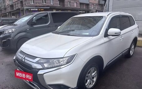 Mitsubishi Outlander III рестайлинг 3, 2019 год, 1 670 000 рублей, 5 фотография