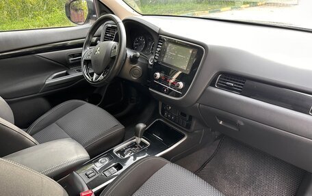 Mitsubishi Outlander III рестайлинг 3, 2020 год, 2 370 000 рублей, 11 фотография