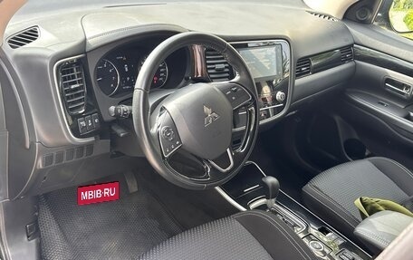 Mitsubishi Outlander III рестайлинг 3, 2020 год, 2 370 000 рублей, 5 фотография