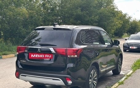 Mitsubishi Outlander III рестайлинг 3, 2020 год, 2 370 000 рублей, 4 фотография