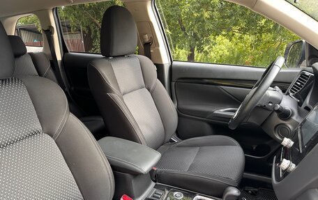 Mitsubishi Outlander III рестайлинг 3, 2020 год, 2 370 000 рублей, 13 фотография