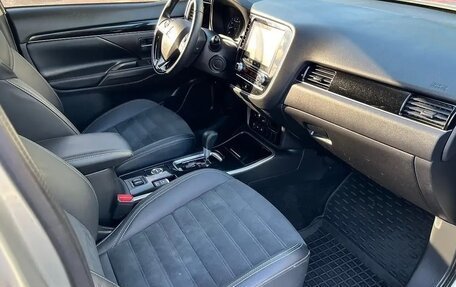 Mitsubishi Outlander III рестайлинг 3, 2021 год, 2 310 300 рублей, 5 фотография