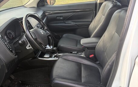 Mitsubishi Outlander III рестайлинг 3, 2018 год, 2 200 000 рублей, 12 фотография