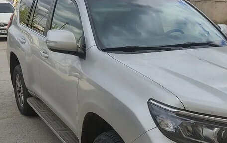 Toyota Land Cruiser Prado 150 рестайлинг 2, 2018 год, 6 000 000 рублей, 10 фотография