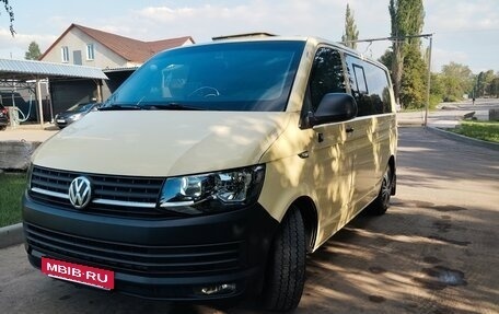Volkswagen Transporter T6 рестайлинг, 2017 год, 1 800 000 рублей, 2 фотография