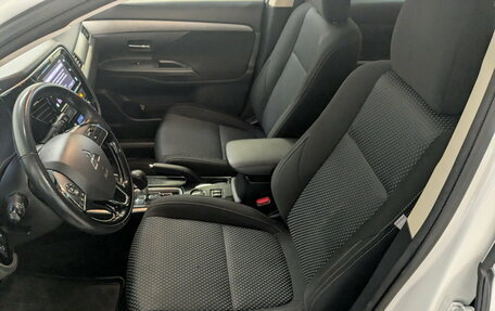 Mitsubishi Outlander III рестайлинг 3, 2018 год, 2 190 000 рублей, 20 фотография
