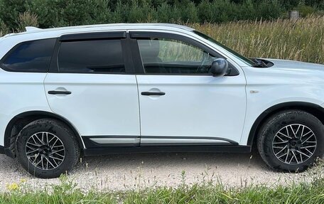 Mitsubishi Outlander III рестайлинг 3, 2019 год, 1 350 000 рублей, 3 фотография