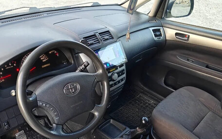 Toyota Avensis Verso I рестайлинг, 2005 год, 700 000 рублей, 3 фотография