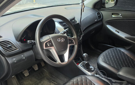 Hyundai Solaris II рестайлинг, 2011 год, 812 000 рублей, 2 фотография