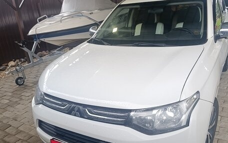 Mitsubishi Outlander III рестайлинг 3, 2012 год, 900 000 рублей, 2 фотография