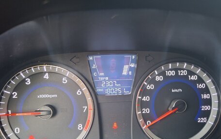 Hyundai Solaris II рестайлинг, 2012 год, 700 000 рублей, 8 фотография