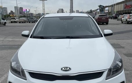 KIA Rio IV, 2020 год, 1 000 000 рублей, 1 фотография