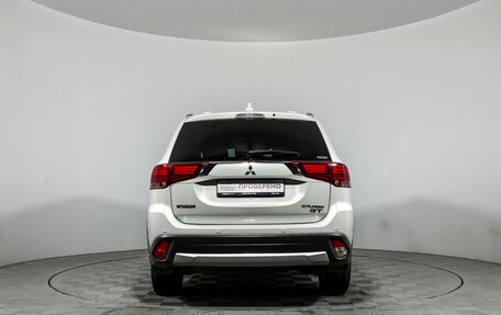 Mitsubishi Outlander III рестайлинг 3, 2017 год, 2 100 000 рублей, 6 фотография