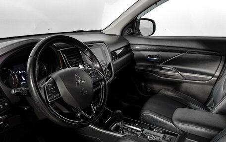 Mitsubishi Outlander III рестайлинг 3, 2017 год, 2 100 000 рублей, 9 фотография