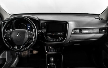 Mitsubishi Outlander III рестайлинг 3, 2017 год, 2 100 000 рублей, 15 фотография
