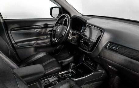 Mitsubishi Outlander III рестайлинг 3, 2017 год, 2 100 000 рублей, 14 фотография