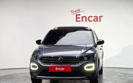 Volkswagen T-Roc I, 2023 год, 2 250 000 рублей, 2 фотография