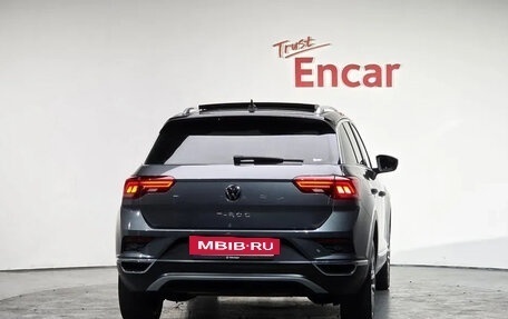 Volkswagen T-Roc I, 2023 год, 2 250 000 рублей, 4 фотография